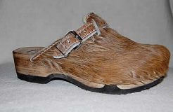 Holzschuh mit Fell offen (Kuhfellclogs)